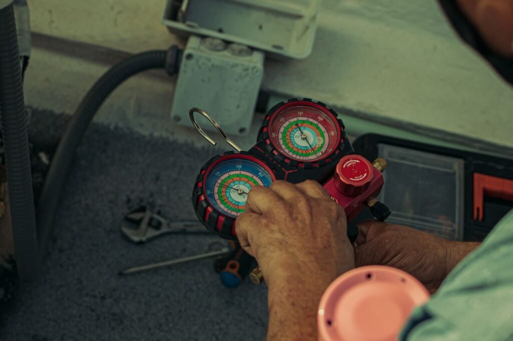 Técnico de climatización ajustando un juego de manómetros