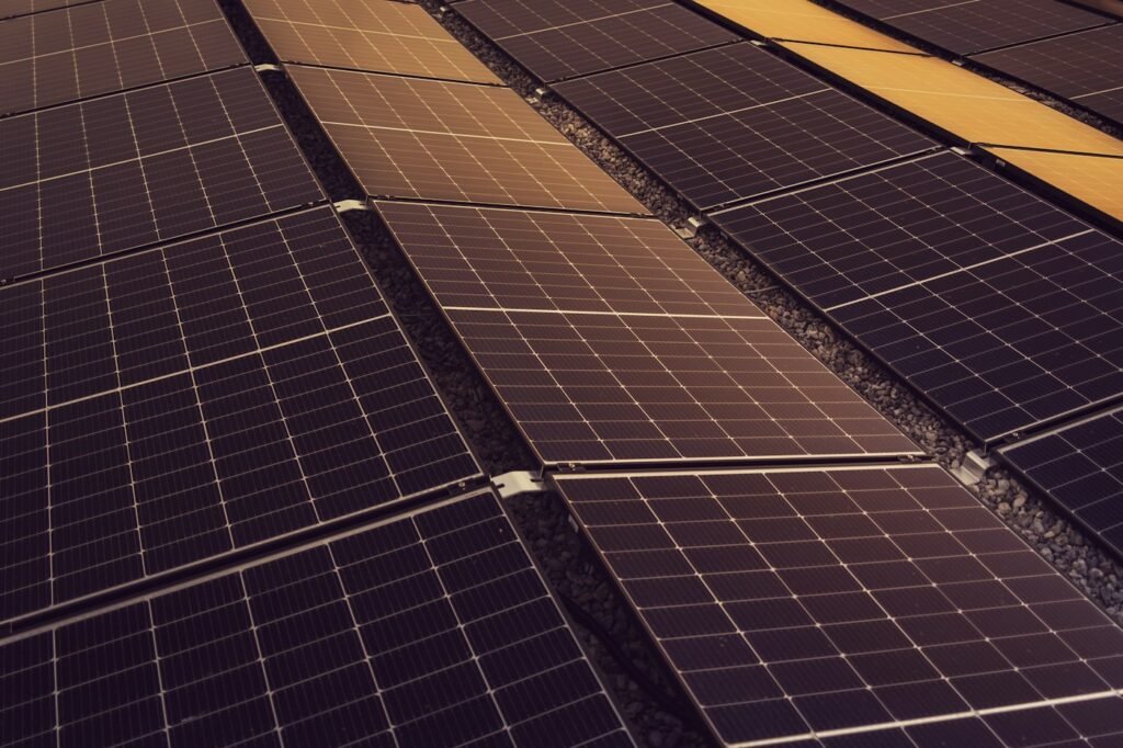 Filas de placas solares instaladas en la cubierta plana de un edificio